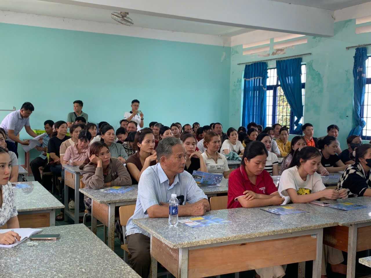 Người dân xã Ea Riêng tham gia một buổi tư vấn, giới thiệu việc làm và xuất khẩu lao động. Ảnh: Bảo Lâm