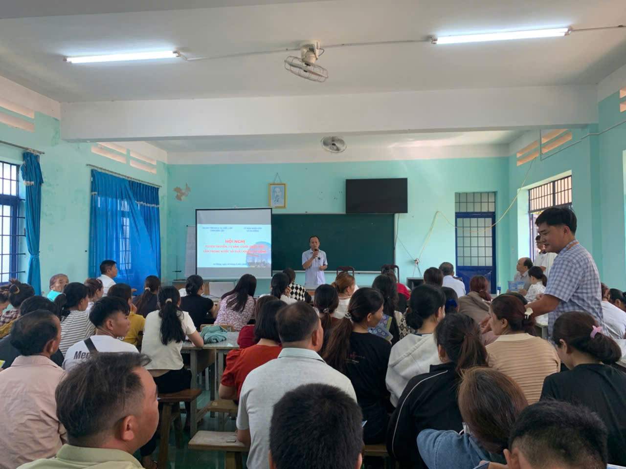 The work of connecting labor supply and demand, introducing jobs and consulting on labor export for people in Ea Rieng commune, Dak Lak province is facing some difficulties. Photo: Bao Lam
