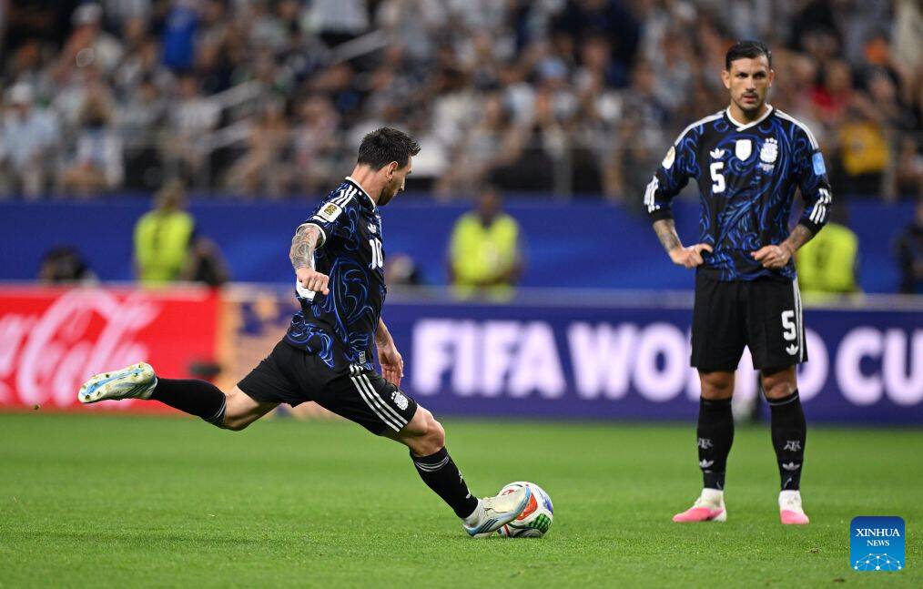 Messi ghi bàn từ chấm đá phạt sau khi vào sân.  Ảnh: Xinhua