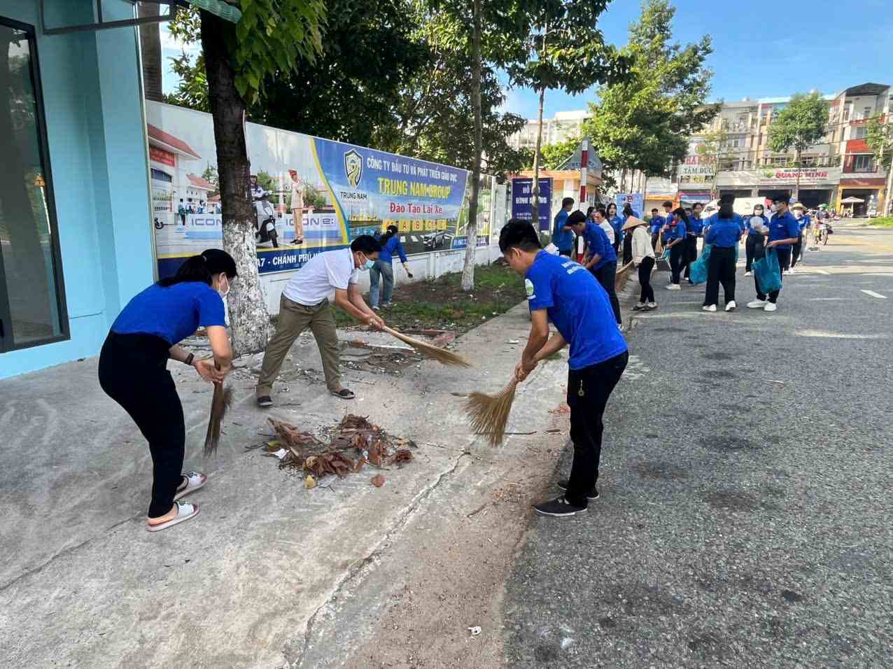 Thanh niên công nhân ra quan dọn rác. Ảnh: Văn Long