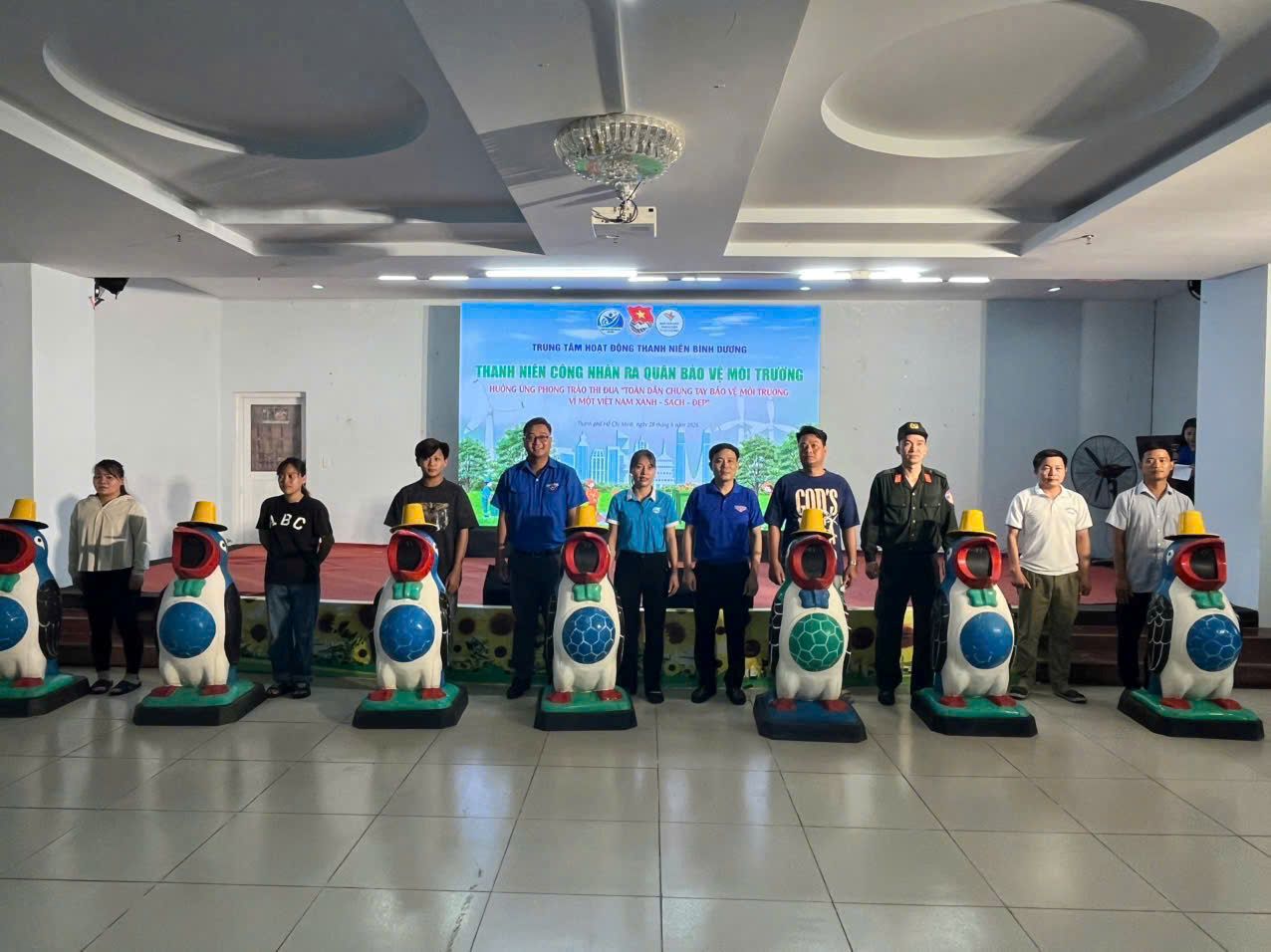 Ban tổ chức trao tặng thùng rác cho các nhà trọ trên địa bàn phường Chánh Phú Hòa. Ảnh: Văn Long