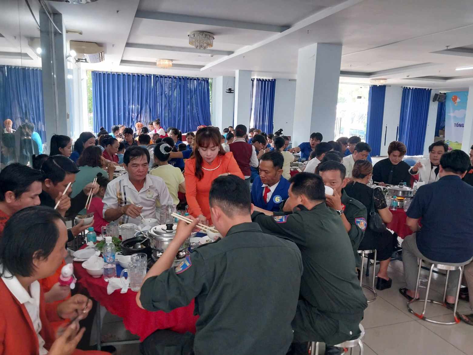 Trong chương trình đã tổ chức mâm cơm nhân ngày Gia đình Việt Nam. Ảnh: Văn Long