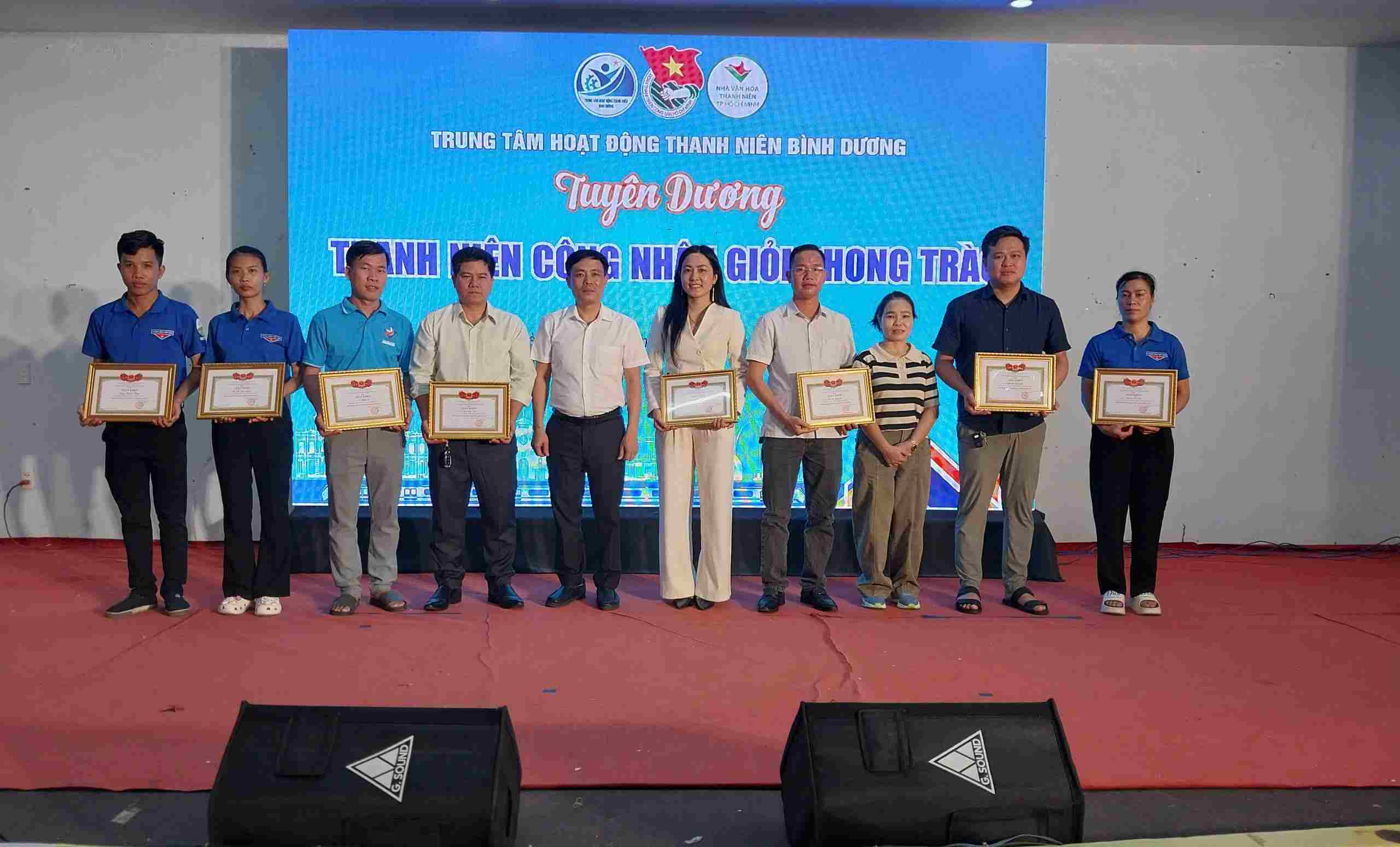Ban tổ chức tuyên dương 