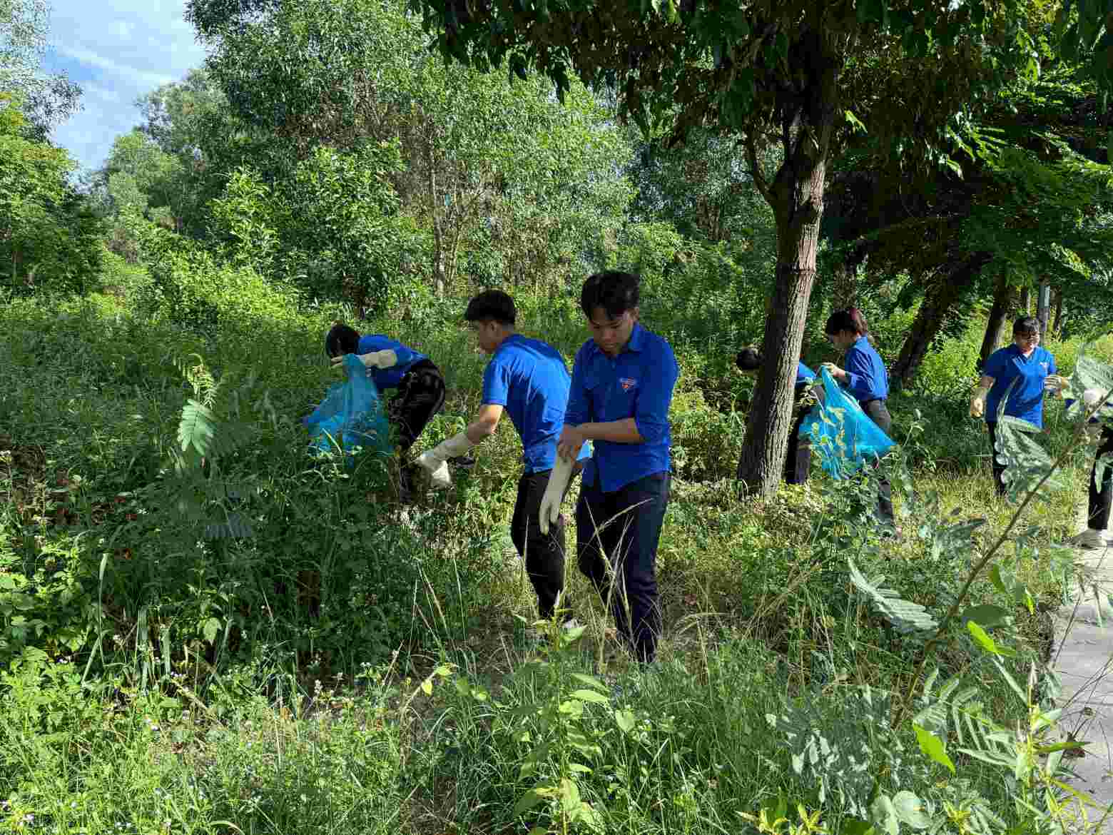 Youth union members and workers in Ho Chi Minh City clean up garbage, spreading environmental protection actions. Photo: Van Long