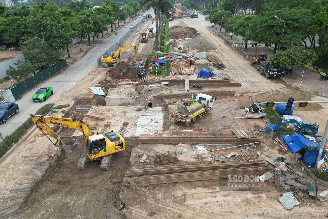 Đối với tuyến cống ngầm dài gần 4km dọc các tuyến đường Hoàng Minh Thảo và Võ Chí Công, nhà thầu áp dụng phương án thi công cuốn chiếu. Việc đào hố, lắp đặt cống, hoàn trả mặt bằng được thực hiện tuần tự nhằm hạn chế tối đa ảnh hưởng đến giao thông và đời sống người dân.