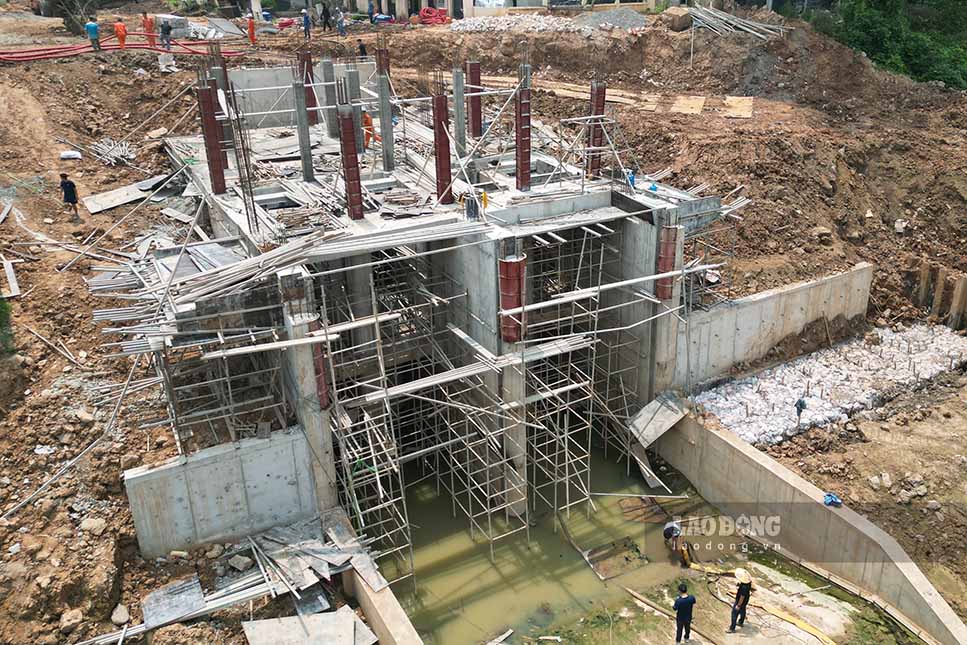 Theo thiết kế, trạm bơm mới sẽ được lắp đặt 4 tổ máy bơm, bảo đảm bổ cập nước ổn định cho sông Tô Lịch với lưu lượng khoảng 5m3/giây. Đây là hạng mục quan trọng của dự án, có nhiệm vụ điều tiết và phân dòng nước từ sông Hồng trước khi dẫn vào hệ thống kênh, đưa nước về sông Tô Lịch.