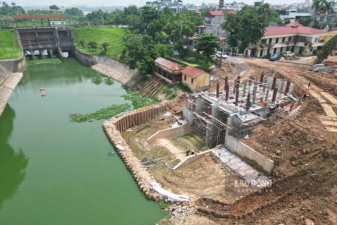 Tại khu vực trạm bơm đầu mối Thụy Phương, trạm bơm cũ đã được tháo dỡ hoàn toàn để nhường chỗ cho hệ thống trạm bơm mới. Nhiều công nhân cùng máy móc, thiết bị được huy động liên tục để đẩy nhanh tiến độ thi công.