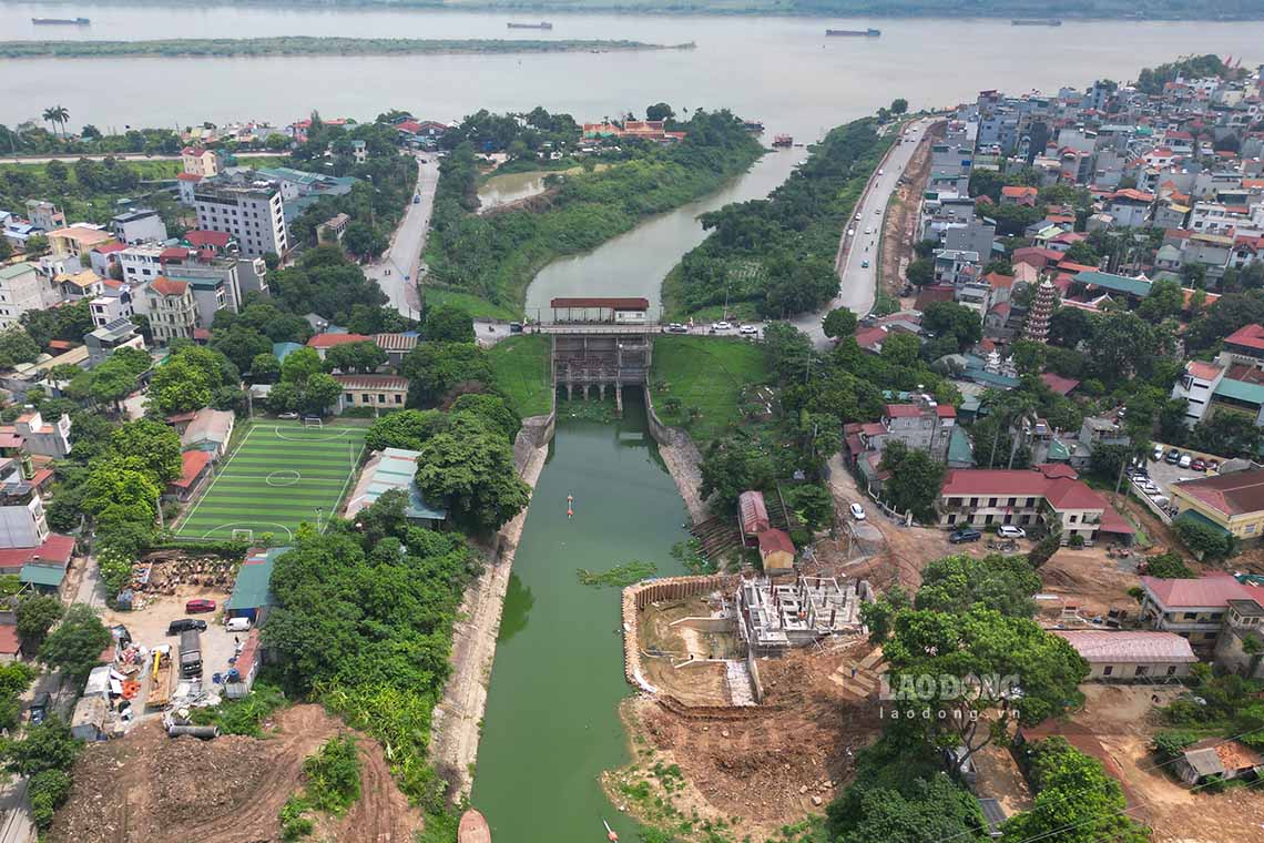 Ngày 28.6, theo ghi nhận của phóng viên, dự án cải tạo kênh Thụy Phương đang bước vào giai đoạn thi công nước rút nhằm kịp hoàn thành đúng tiến độ.
