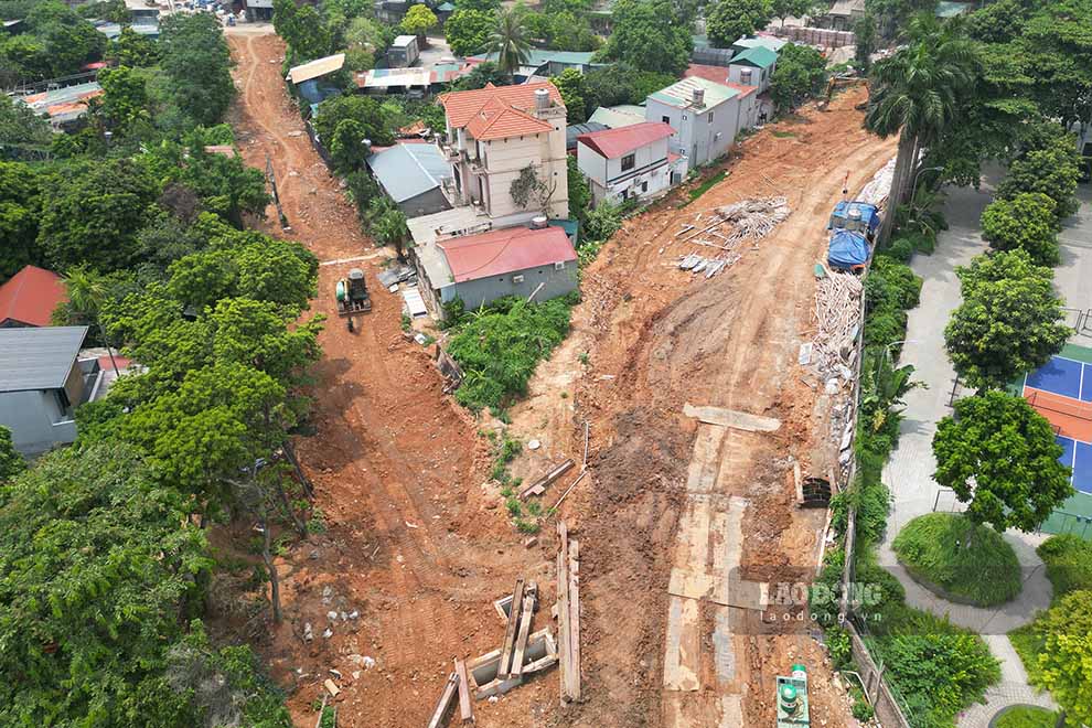 Đáng chú ý, tại đoạn kênh đi qua ngõ 104 Thụy Phương, đơn vị thi công tổ chức nhiều mũi thi công song song nhằm đẩy nhanh tiến độ và tăng khả năng tiêu thoát nước cho khu vực.