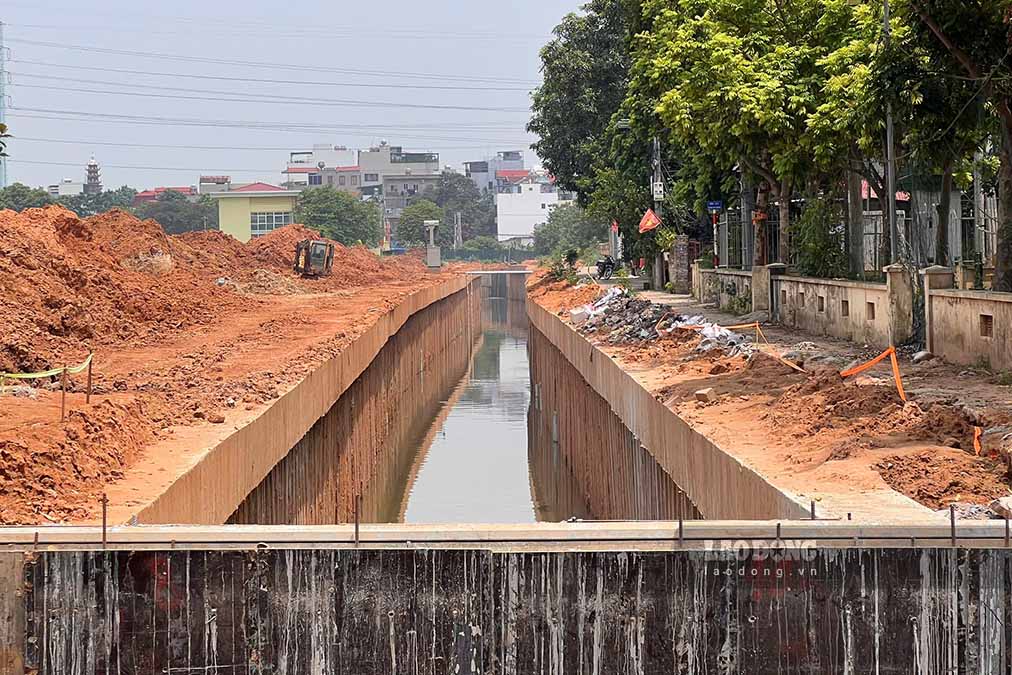 Thông tin về dự án, ông Nguyễn Huy Hải, Phó Trưởng phòng Quản lý Dự án cấp thoát nước (Ban Quản lý dự án đầu tư xây dựng công trình hạ tầng kỹ thuật và nông nghiệp thành phố Hà Nội), cho biết các đơn vị thi công sẽ tập trung thực hiện nốt phần việc còn lại, bảo đảm hoàn thành dự án đúng tiến độ mà thành phố đề ra.