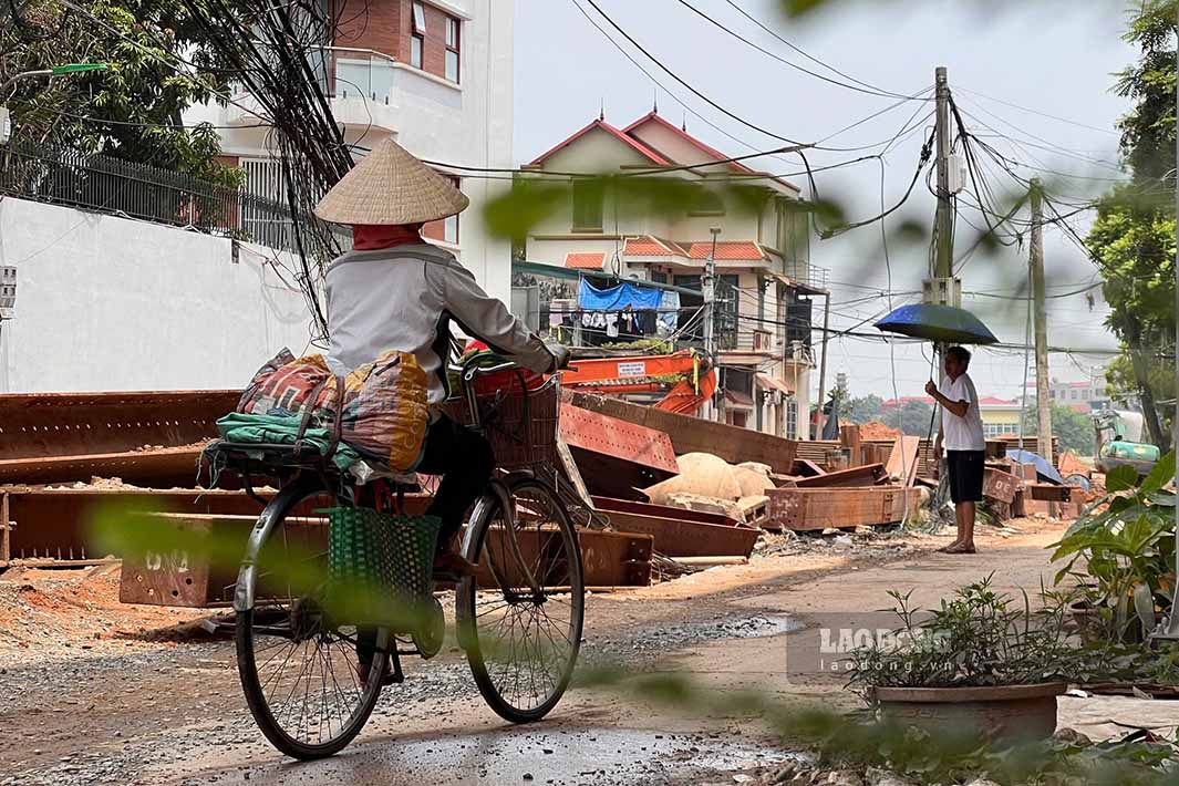 Ông Lê Quốc Trung, cư dân ngõ 104 Thụy Phương, chia sẻ: “Những ngày qua, công nhân và máy móc làm việc liên tục. Người dân rất kỳ vọng sau khi dự án hoàn thành, tình trạng ngập úng kéo dài nhiều năm tại khu vực sẽ được khắc phục”.