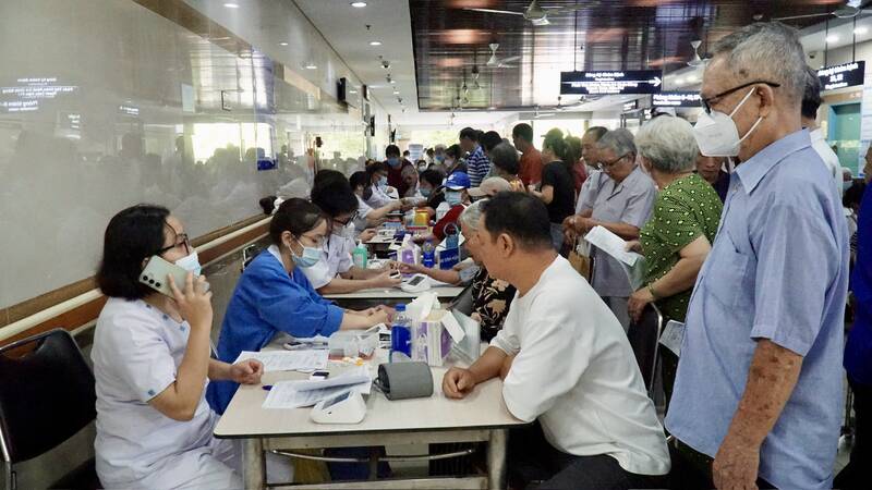 People in Cho Lon ward are given free health check-ups. Photo: Thai Bao