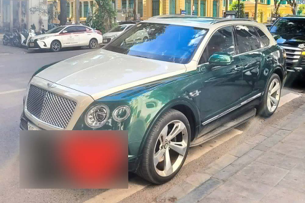 The Bentley Bentayga attracts attention on the streets of Hanoi with a rare two-tone exterior in green and milky white. Photo: Bao Quoc