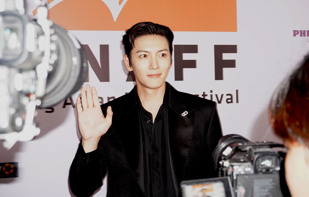 Actor Ji Chang Wook appeared on the red carpet of the opening ceremony of the Da Nang Asian Film Festival. Photo: Tran Thi