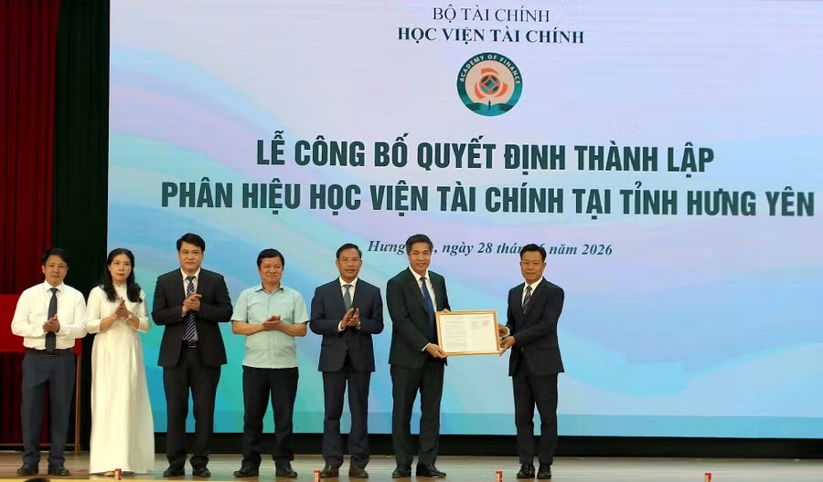 Thứ trưởng Bộ GD&ĐT Lê Quân trao quyết định thành lập Phân hiệu Học viện Tài chính tại tỉnh Hưng Yên cho lãnh đạo học viện. 