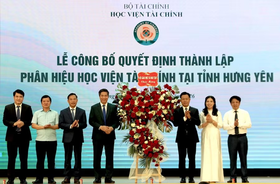 Central delegates present flowers to congratulate the Academy of Finance. Photo: Hai Minh