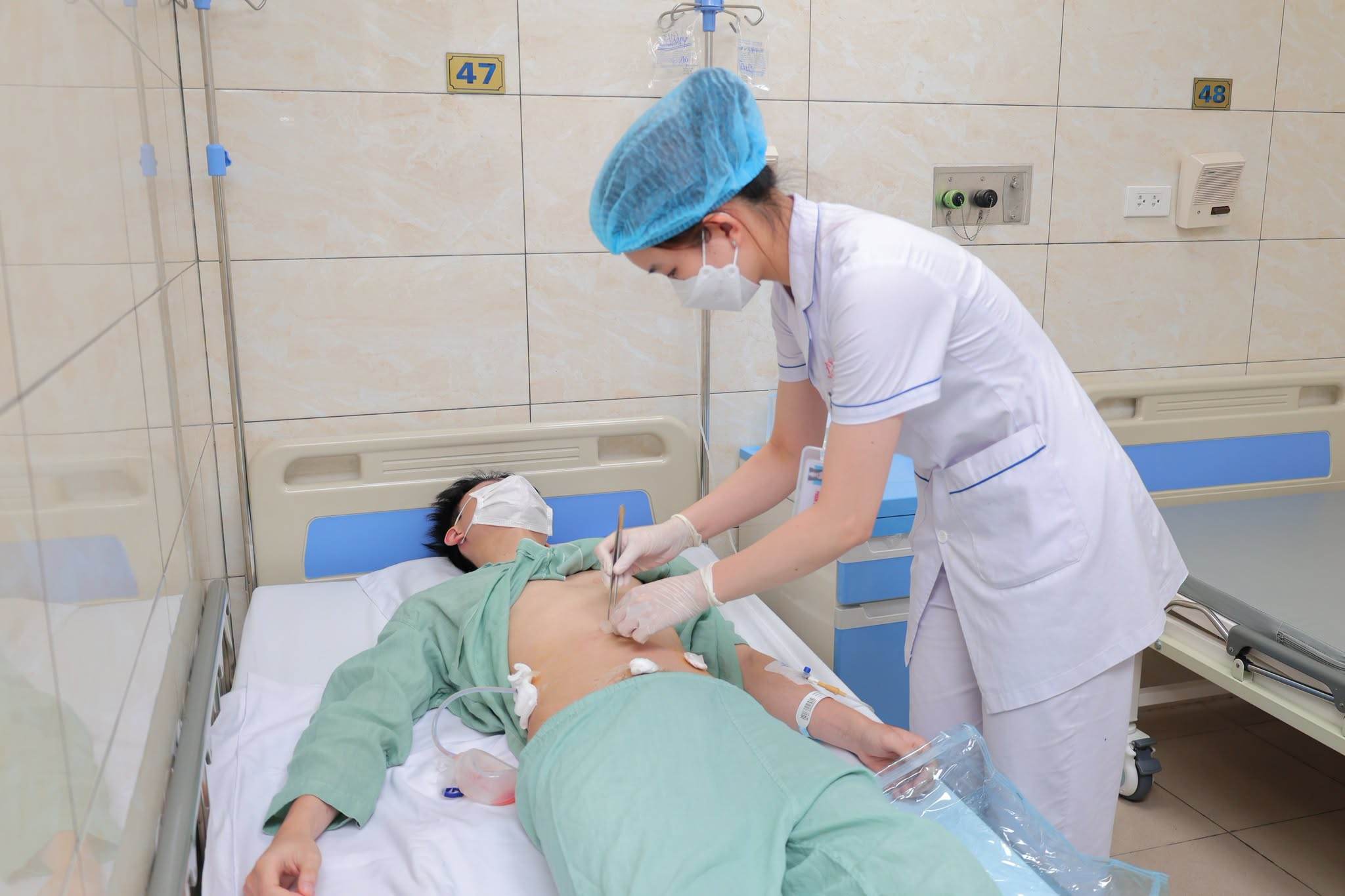 Các bác sĩ Khoa Phẫu thuật tiêu hóa, Bệnh viện E thăm khám, kiểm tra vết mổ cho bệnh nhân bị viêm phúc mạc do vỡ ruột thừa. Ảnh: BVCC