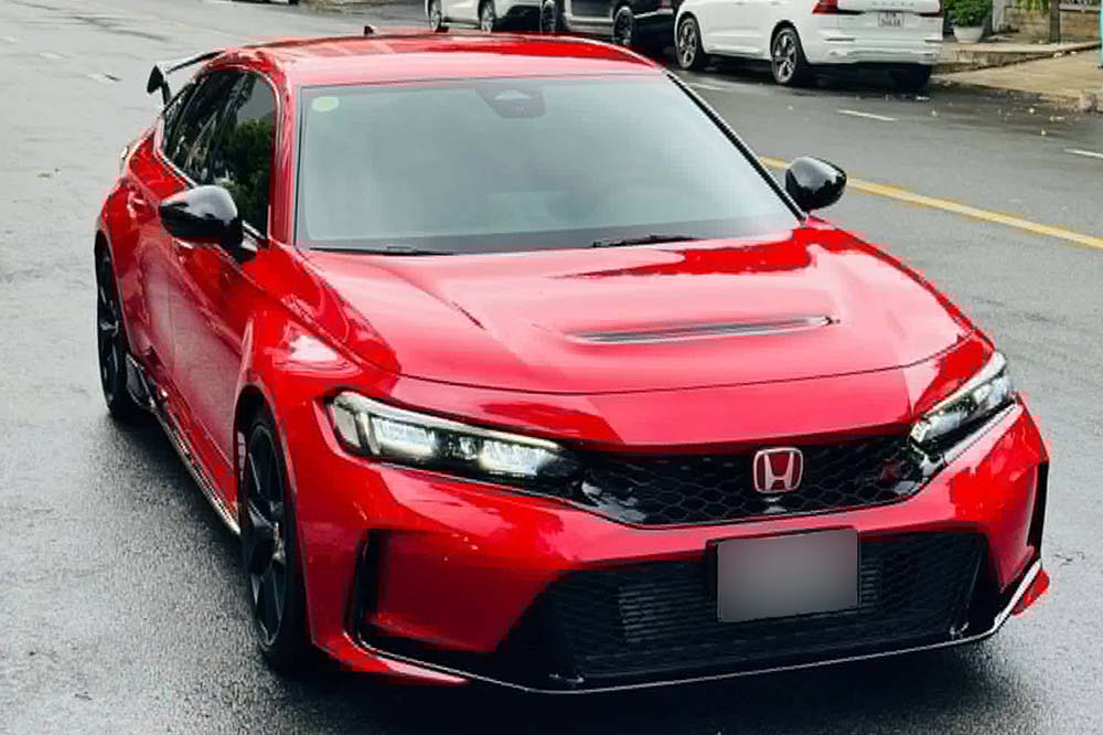 The Honda Civic Type R model in Hue has a distinctive Rallye Red exterior and a very low speedometer. Photo: Cuong Nguyen
