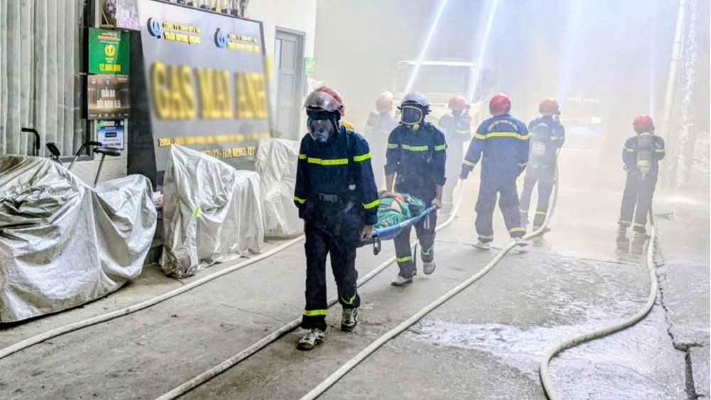 Simulated situation due to a gas leak in the storage area, encountering a heat source causing a large fire. Photo: Binh An