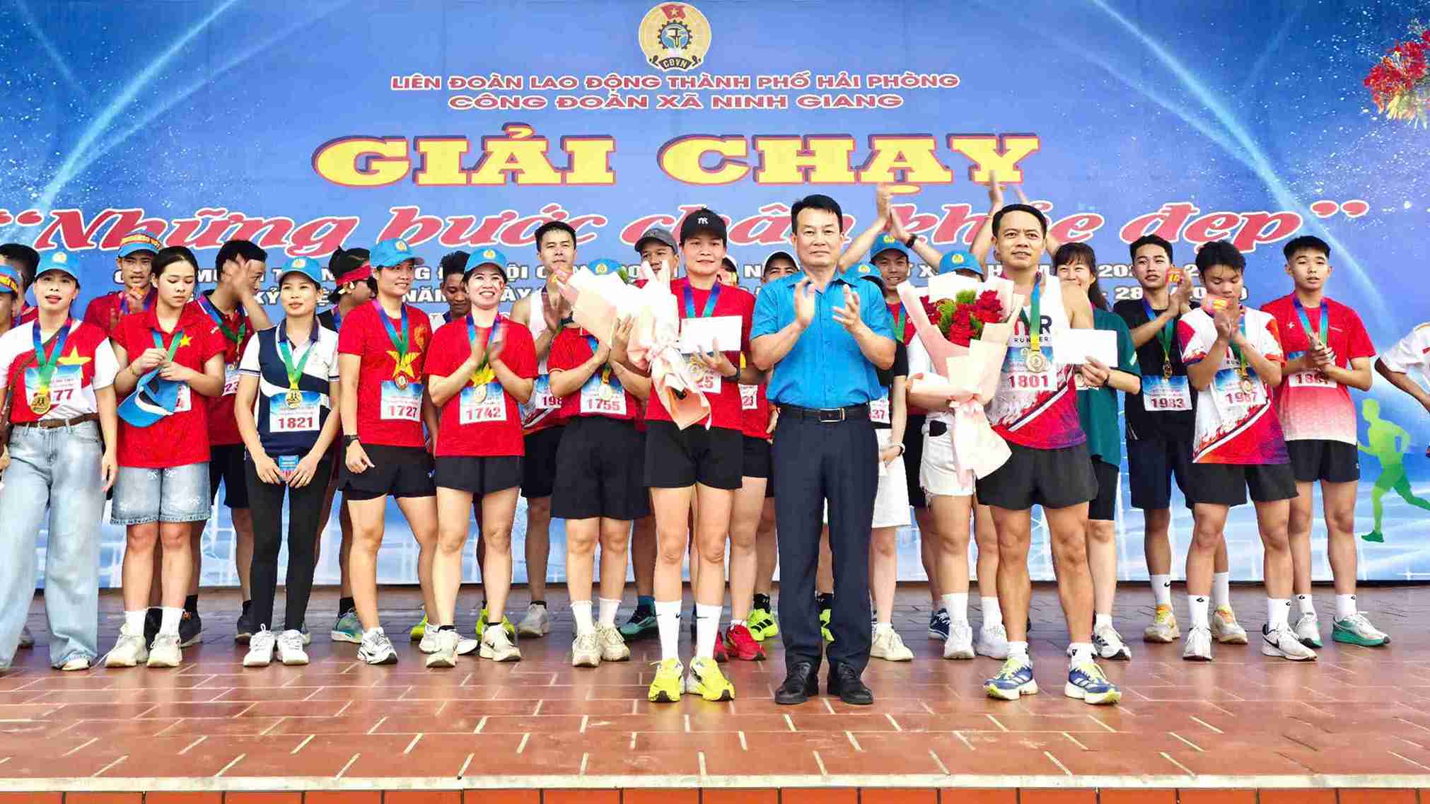 Trao huy chương cho các vận động viên xuất sắc tại Giải chạy “Những bước chân khỏe đẹp”.