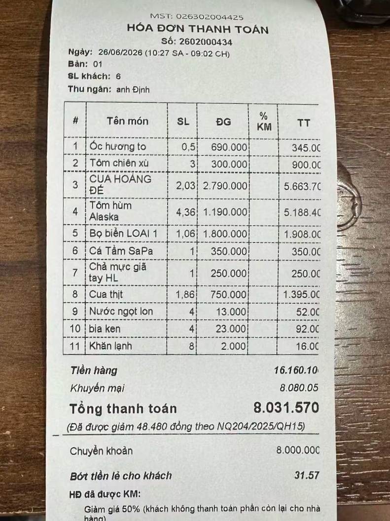 Đại diện các cô gái đi cùng thanh niên T đã thanh toán một nửa cho nhà hàng. Ảnh: Nhà hàng Hải sản Việt Trì