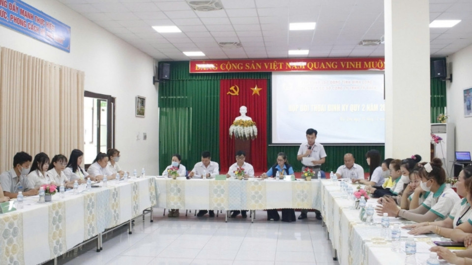 Workplace dialogue contributes to building harmonious labor relations. Photo: Hoang Loc