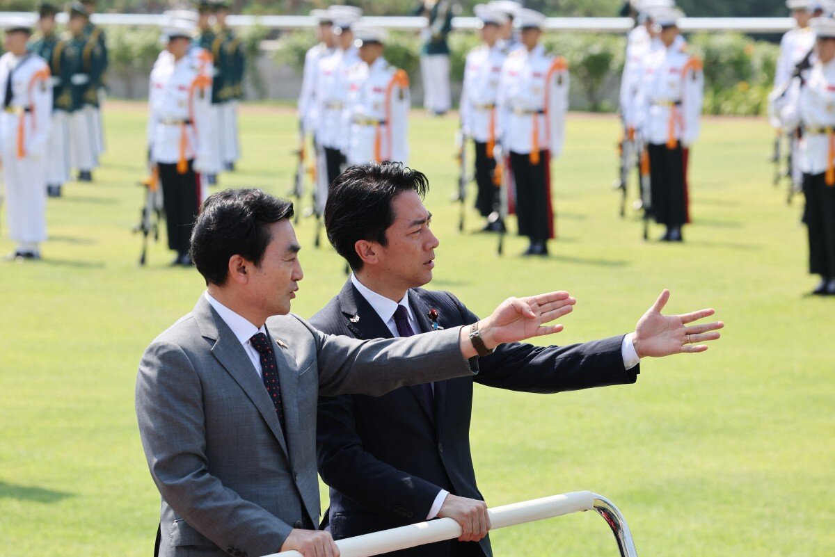 Japanese Defense Minister Shinjiro Koizumi (right) and South Korean Defense Minister Ahn Gyu-back review the guard of honor at the welcoming ceremony in Seoul on June 28. Photo: AFP