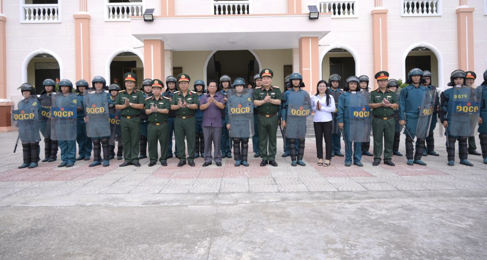 Trung tướng Lê Quang Đạo, Phó Tổng Tham mưu trưởng Quân đội nhân dân Việt Nam kiểm tra Trung đội Dân quân cơ động Ban CHQS phường Rạch Giá. Ảnh: Phương Vũ