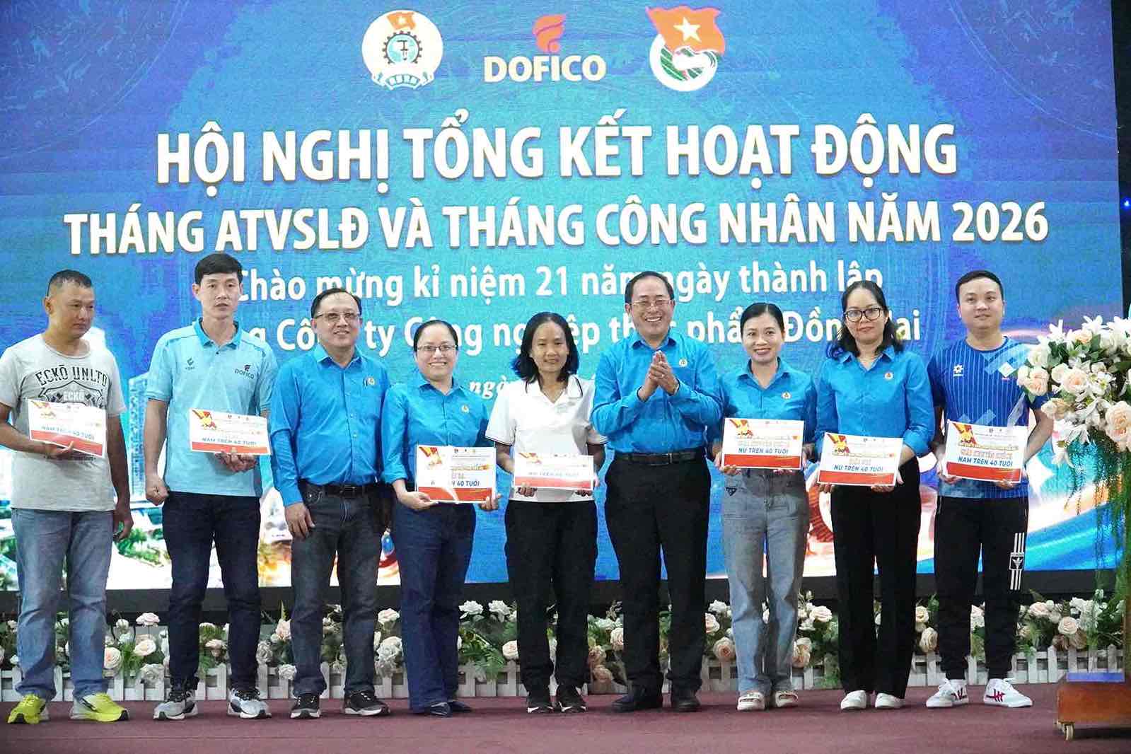 Trao giải “chạy bộ online”. Ảnh: HAC