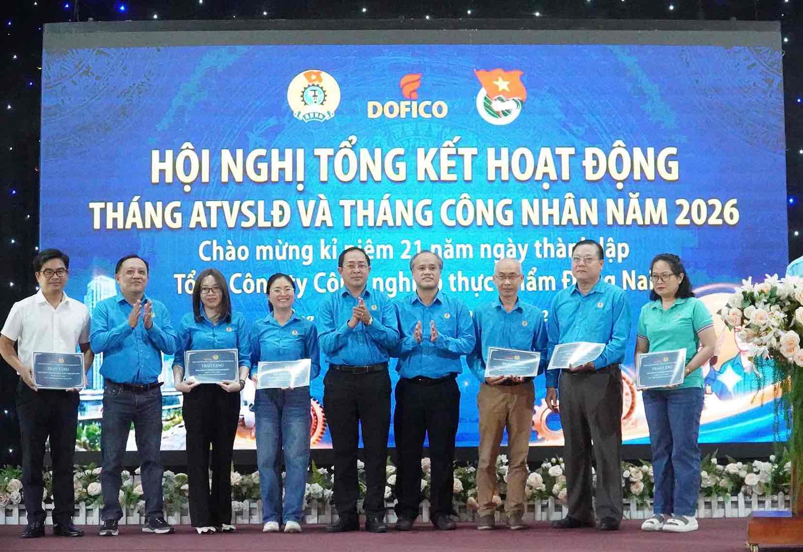 Trao biểu trưng hỗ trợ cho các đơn vị trực thuộc về các đoàn viên, người lao động của đơn vị có hoàn cảnh khó khăn, bị bệnh hiểm nghèo. Ảnh: HAC