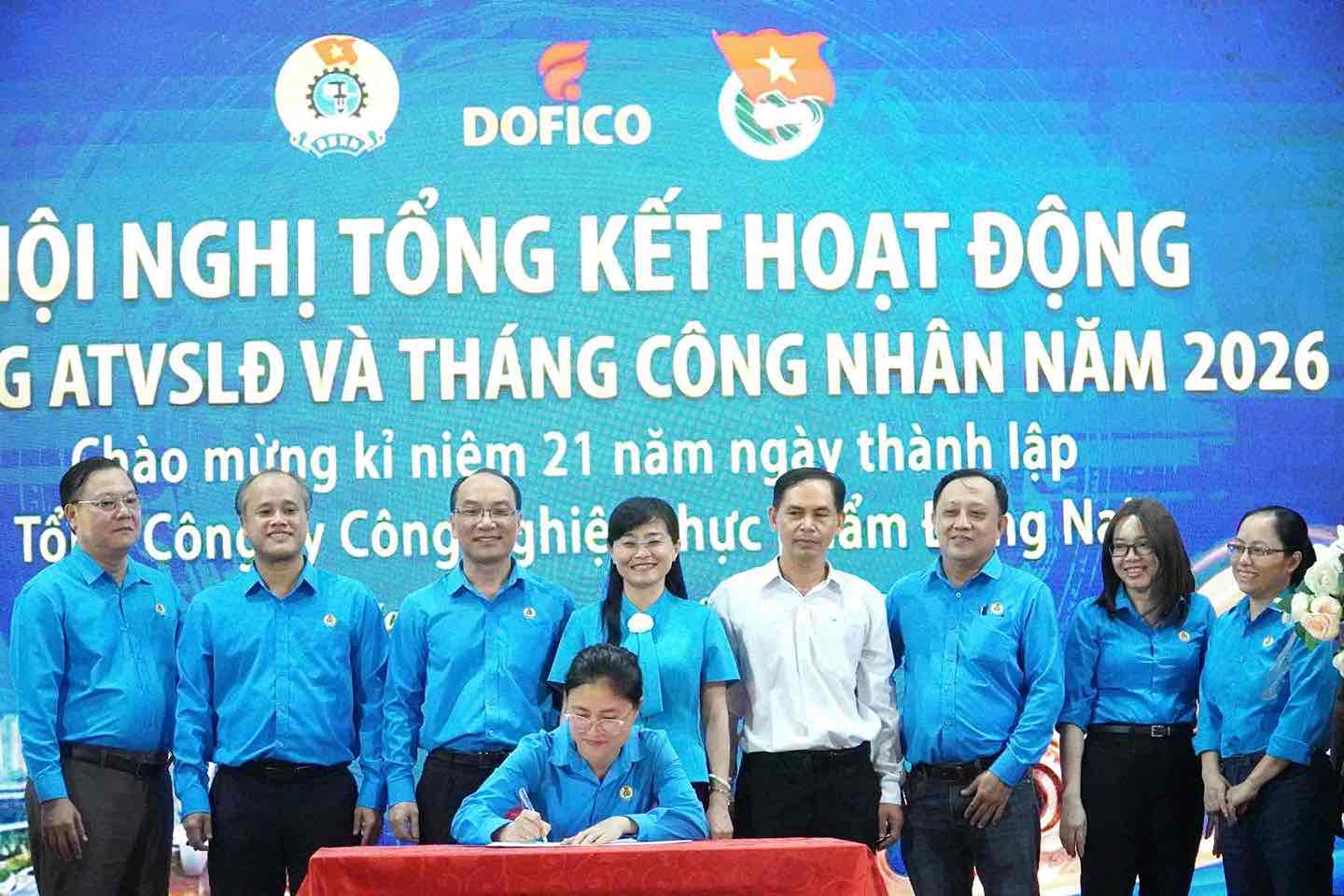 Các đơn vị tham gia ký kết hưởng ứng đợt thi đua đặc biệt 500 ngày đêm. Ảnh: HAC