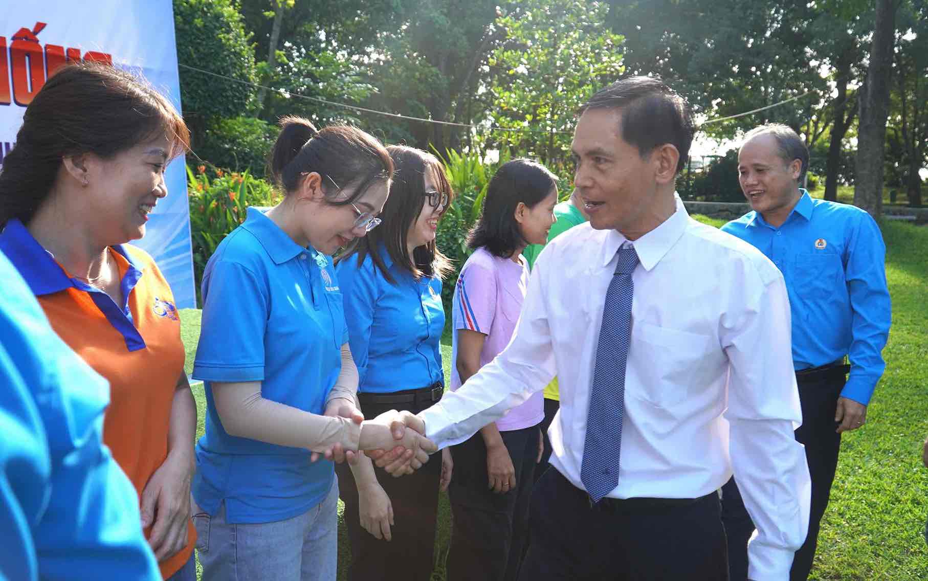Tổng giám đốc Dofico Văn Hữu Đồng động viên các đội thi tại Hội thao. Ảnh: HAC