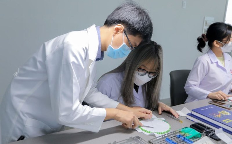 Many schools announce enrollment for Pharmacy majors. Photo: Chan Phuc