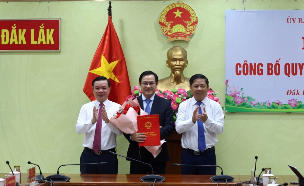 Leaders of Dak Lak province present the decision to appoint Mr. Ho Quang De to hold the position of Director of the Department of Construction. Photo: daklak. gov. vn