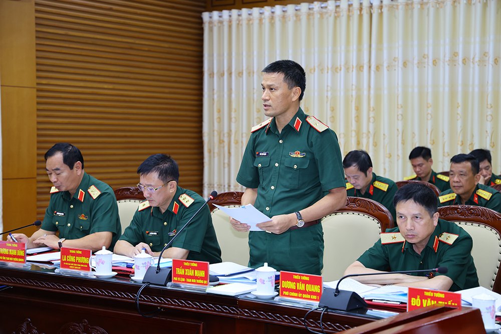 Major General Tran Xuan Manh receives the task of Commander of Military Region 1. Photo: Ministry of National Defense