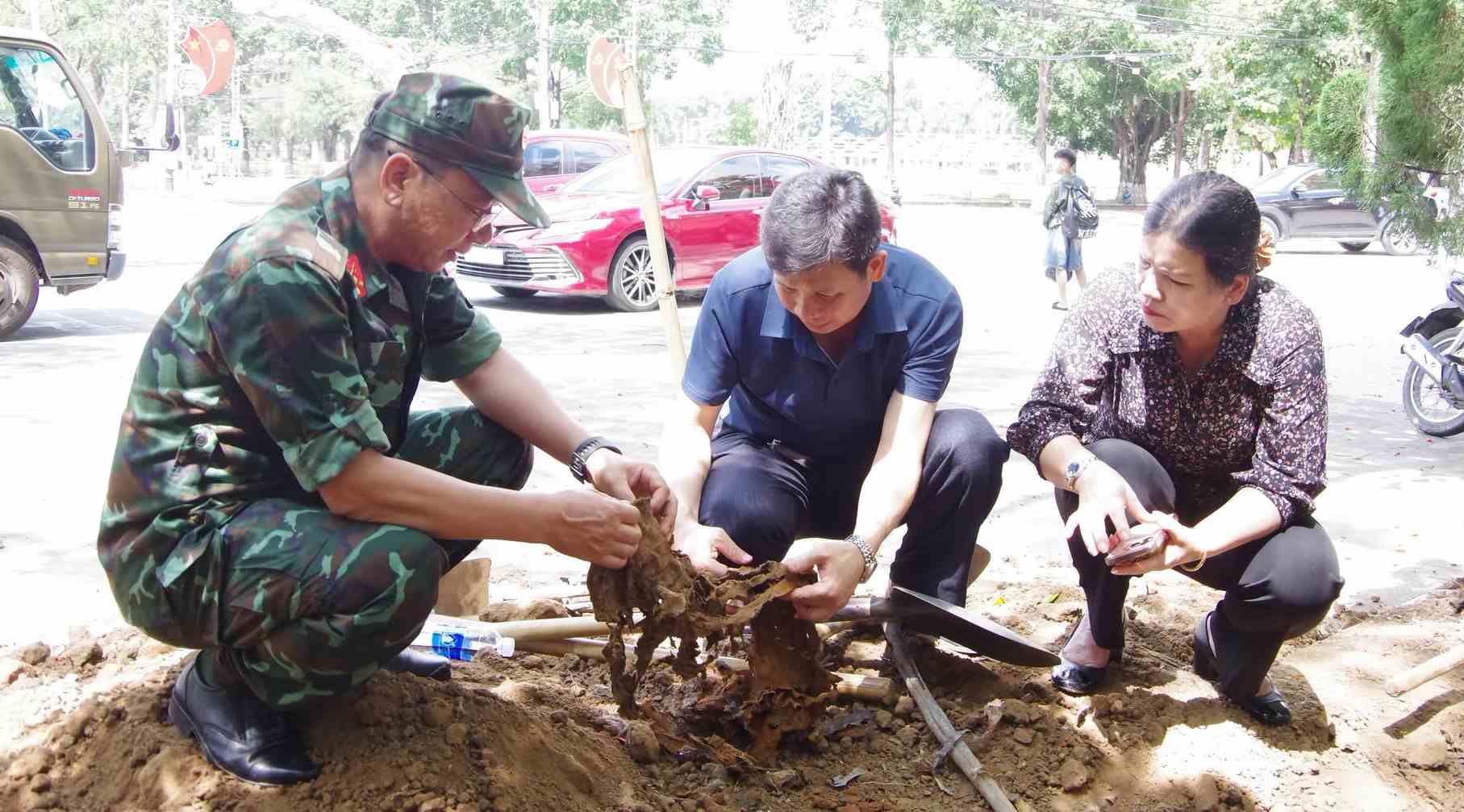Bà Y Ngọc - Phó Chủ tịch Thường trực UBND tỉnh Quảng Ngãi kiểm tra công tác thăm dò, tìm kiếm hài cốt liệt sĩ trên đường Trường Chinh. Ảnh: Bộ Chỉ huy Quân sự tỉnh Quảng Ngãi