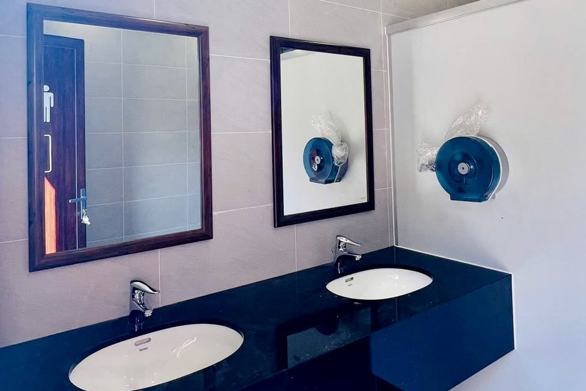 Nhà vệ sinh tại bến xe buýt trung tâm TPHCM được xây dựng khang trang, sạch sẽ với không gian thoáng đãng, hệ thống thiết bị vệ sinh bên trong được đầu tư mới, hiện đại, đảm bảo vệ sinh và vận hành tốt. Ảnh: Thạnh Nguyễn