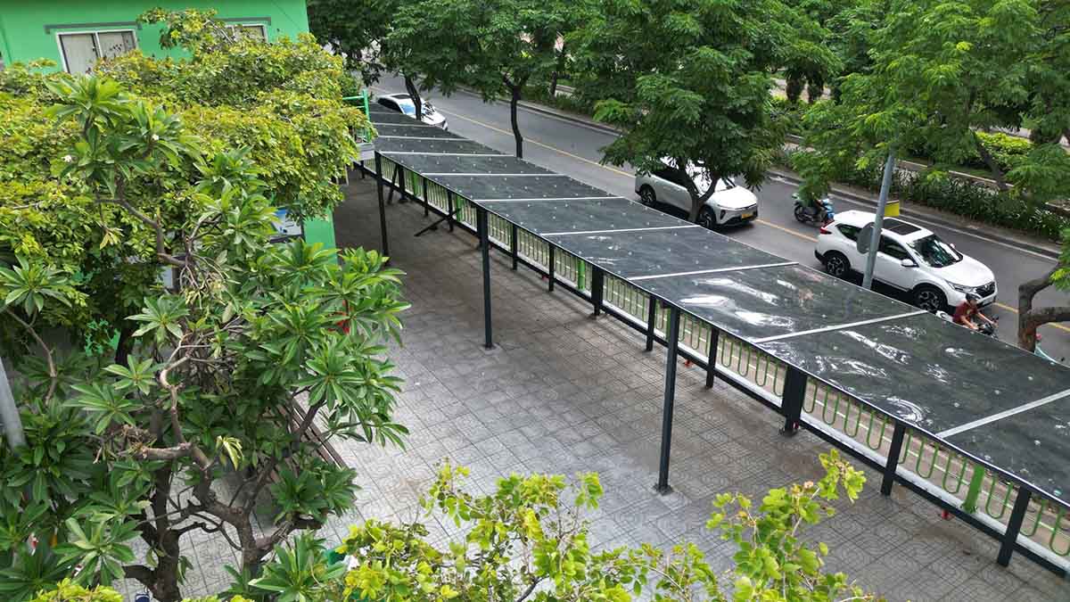Hệ thống nhà vệ sinh công cộng, mái che tại Bến xe buýt Sài Gòn được đầu tư hiện đại, sạch sẽ. Ảnh: Anh Tú