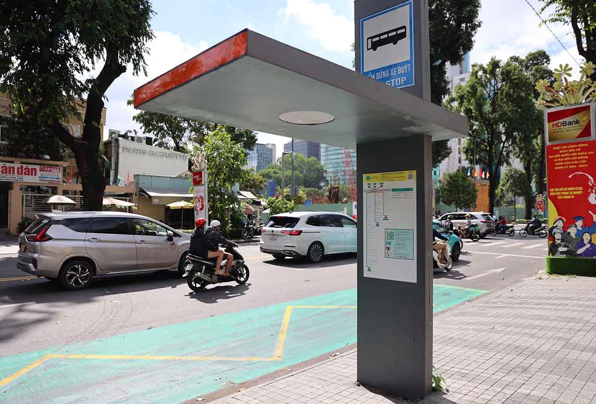 Một số điểm đón, trả khách dành cho xe buýt được sơn phản quang màu xanh. Ảnh: Như Quỳnh