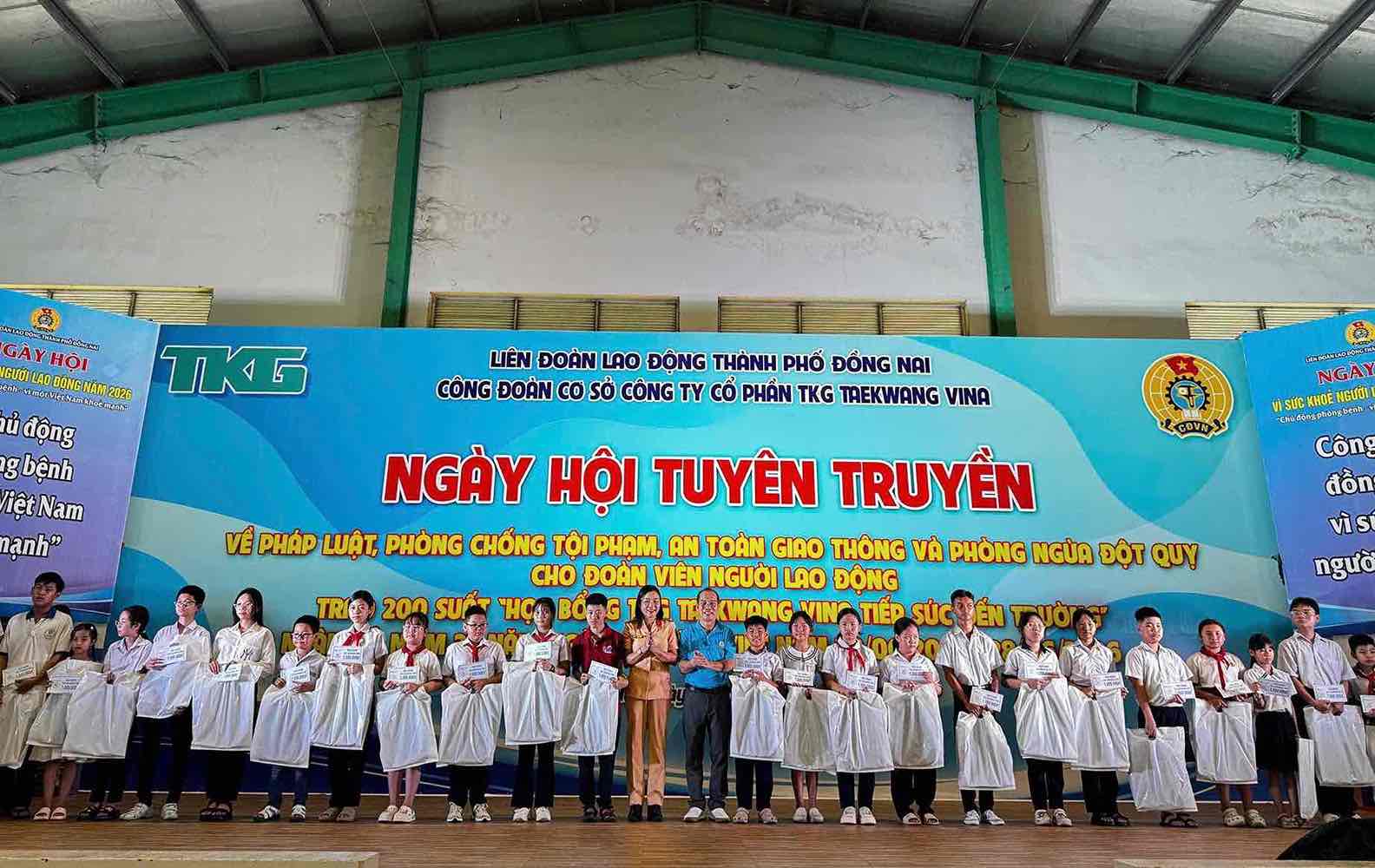 Công đoàn cơ sở TKG TaeKwang trao học bổng cho con người lao động vượt khó vươn lên, mỗi suất trị giá 1 triệu đồng. Ảnh: HAC