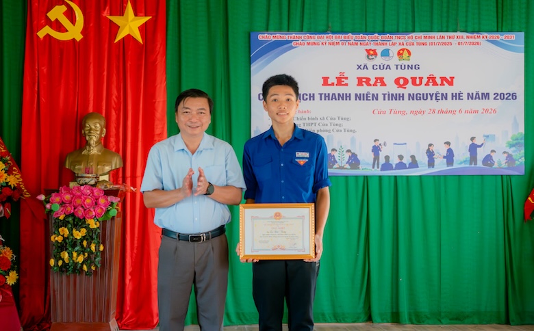 Male student receives certificate of merit from Cua Tung Commune People's Committee. Photo: Cua Tung Commune People's Committee