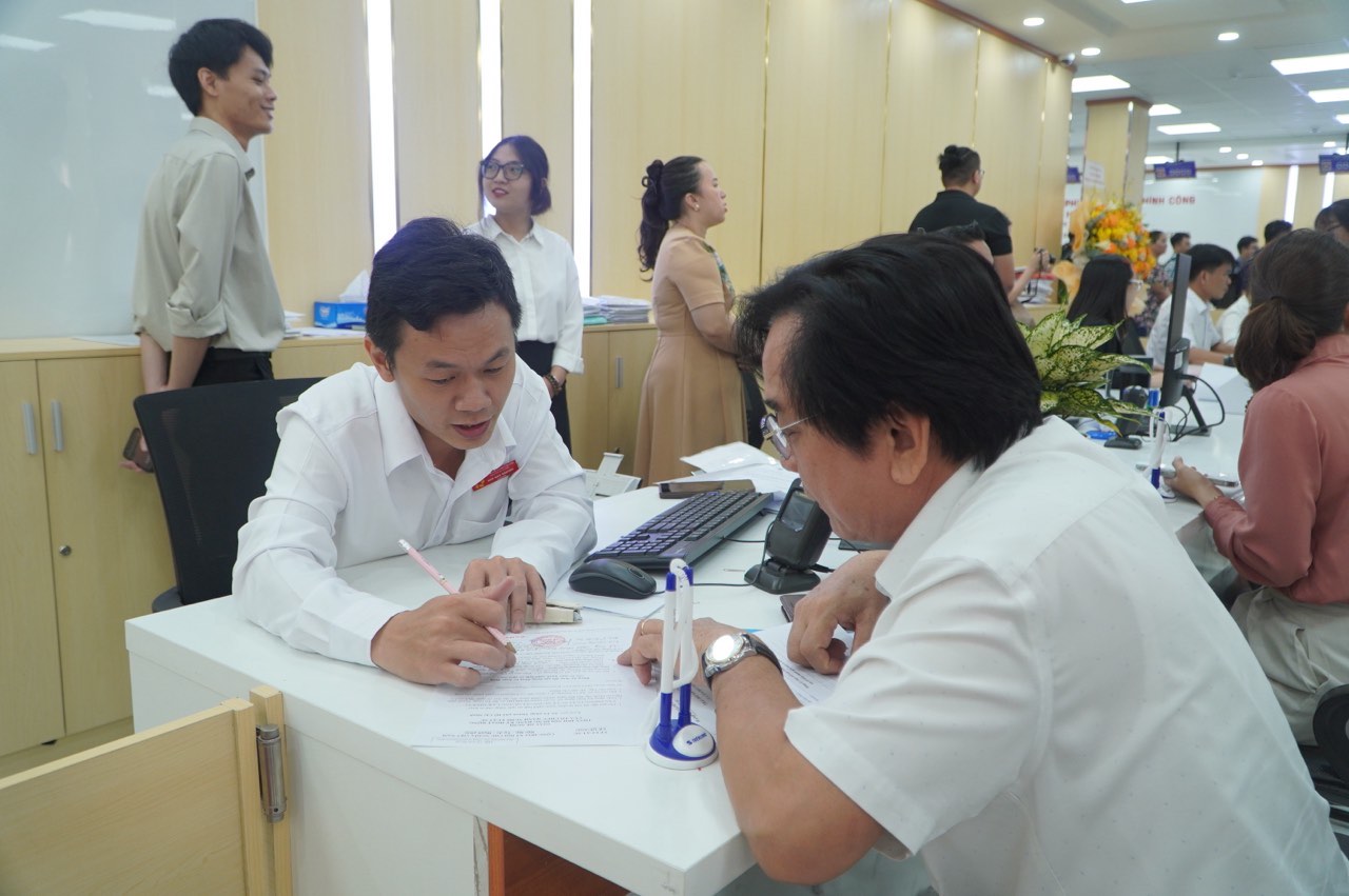 Ho Chi Minh City continues to review and arrange officials and civil servants. In the photo, officials of the Ho Chi Minh City Public Administration Service Center guide people to resolve administrative procedures. Photo: Ngoc Anh