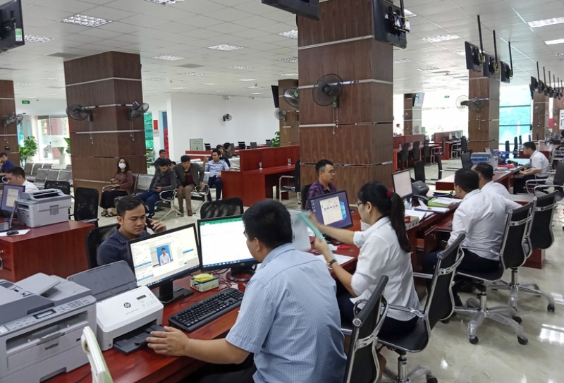 Người dân giải quyết thủ tục hành chính tại Trung tâm Phục vụ hành chính công tỉnh Lào Cai. Ảnh: Laocai.gov.vn