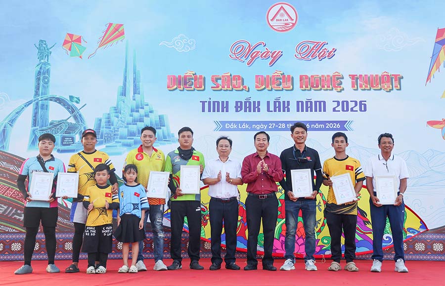 Ban tổ chức trao thư cảm ơn các câu lạc bộ tham gia chương trình. Ảnh: Cổng TTĐT Đắk Lắk