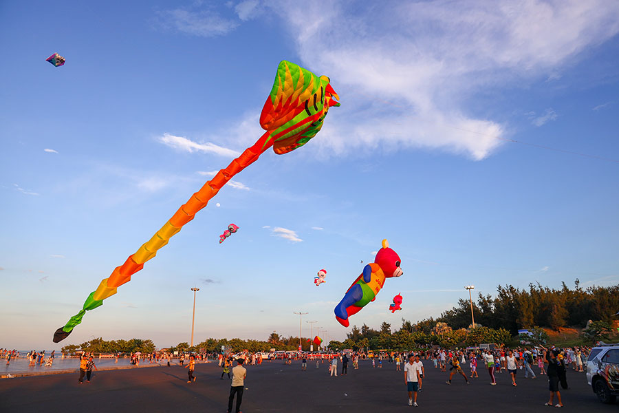 Art kites with many unique shapes, brilliant colors and the characteristic sounds of kite flutes in the sky of Dak Lak, promise to bring people and tourists interesting and memorable experiences. Photo: Dak Lak e-Portal
