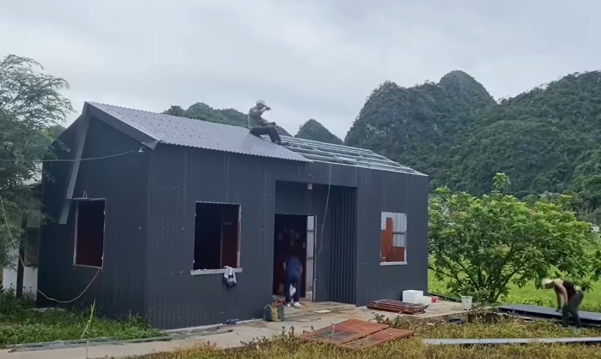 People dismantling illegal constructions on agricultural land. Photo: Cat Hai Special Economic Zone e-Portal