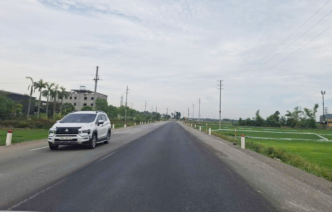 Một đoạn trên tuyến vừa được cào bóc, thảm nhựa. Ảnh: Trần Tuấn