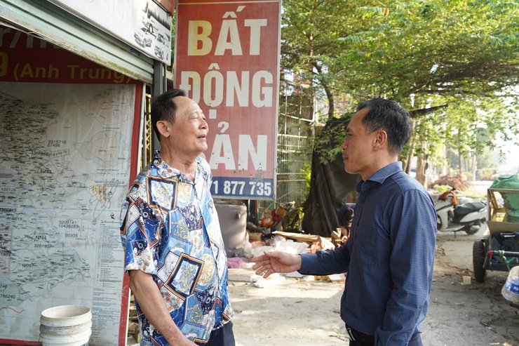 Chuong My Ward Party Secretary meets with people to persuade them to hand over land to implement the National Highway 6 upgrade project. Photo: Lan Oanh