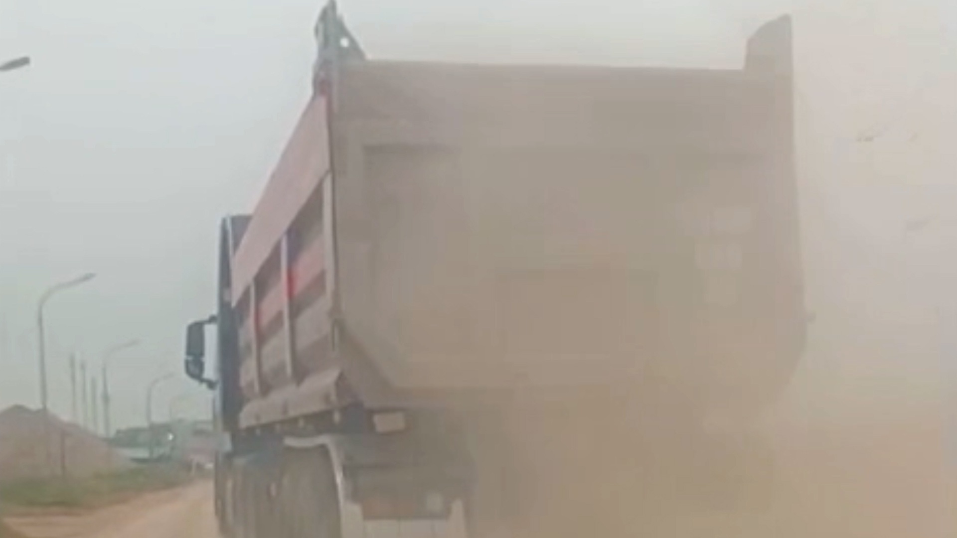 Accelerating to flee when traffic police check, tractor-trailer driver fined 67 million VND