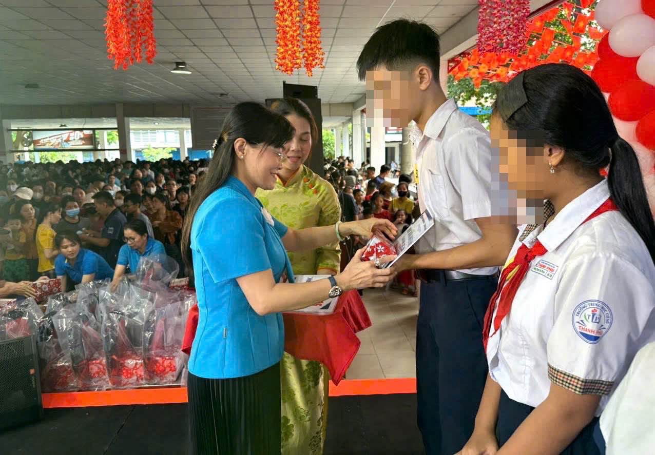 Phó Chủ tịch LĐLĐ TP Đồng Nai Bùi Thị Bích Thủy trao học bổng cho con công nhân. Ảnh: HAC